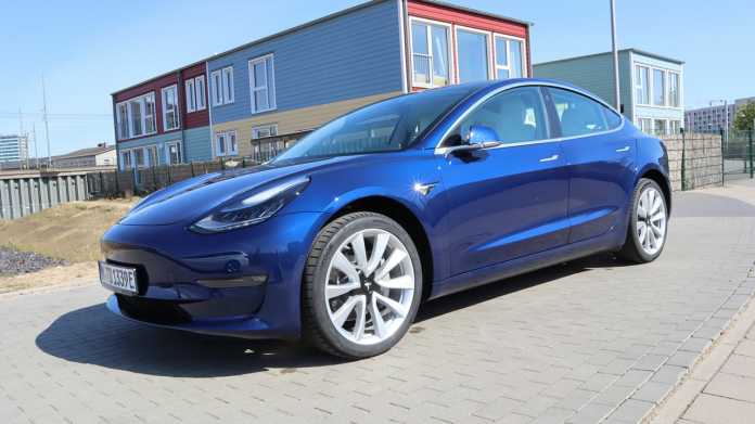 Ein blaues Tesla-Auto