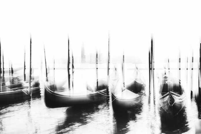 Mit der künstlerischen Absicht, „Enchanting Venice“ zu reproduzieren, habe ich ein Foto von venezianischen Gondeln bearbeitet.  Eine Shift-Überlagerung des gleichen Filmmaterials, das hinsichtlich der Helligkeitswerte unterschiedlich bearbeitet wurde, ergab eine scheinbar unscharfe, bewegte Szene in verträumtem Schwarz-Weiß. 