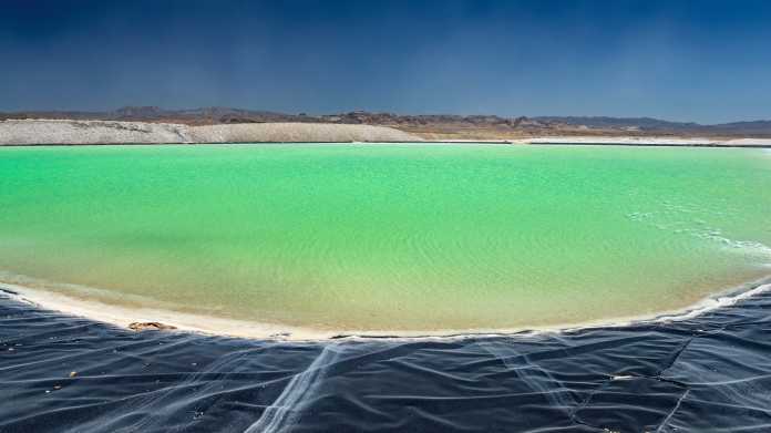 Solebecken zur Gewinnung von Lithiumcarbonat in der Wüste des US-Bundesstaats Nevada.