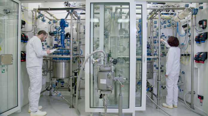 In Schaffhausen stellt Merck Lipide für Lipidnanopartikel in einem Speziallabor her. In den zwei Glasreaktoren werden einige hundert Gramm bis wenige Kilogramm der kostbaren Fette hergestellt., Merck KGaA