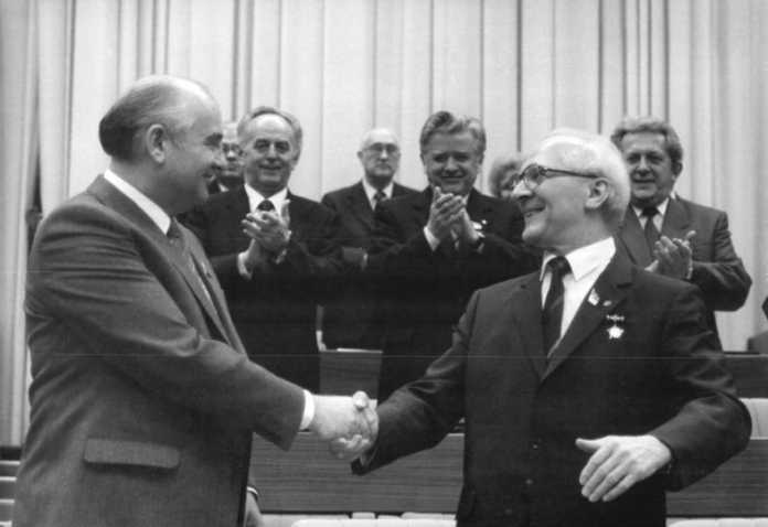 Gorbatschow und Honecker schütteln einander die Hände