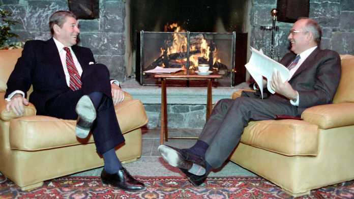 Reagon und Gorbatschow sitzend lachend an Kaminfeuer
