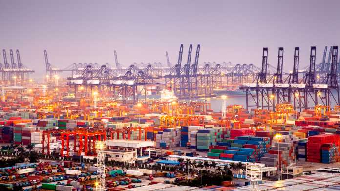 Hafenszene: Stapelweise Container und viele Kräne