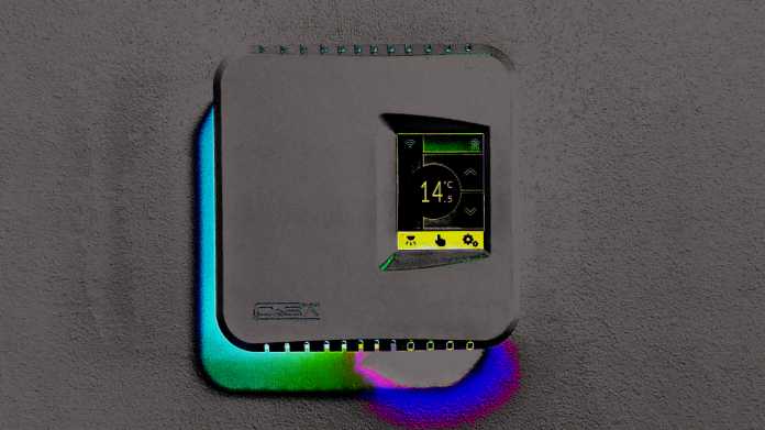 Farbverändertes Bild eines leuchtenden Heizungsthermostaten, montiert an einer Innenraumwand