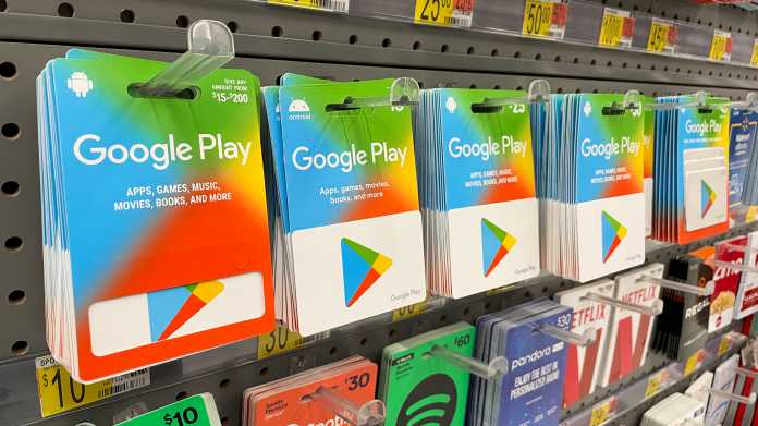 Gutscheinkarten für Google Play hängen an einem Verkaufsregal
