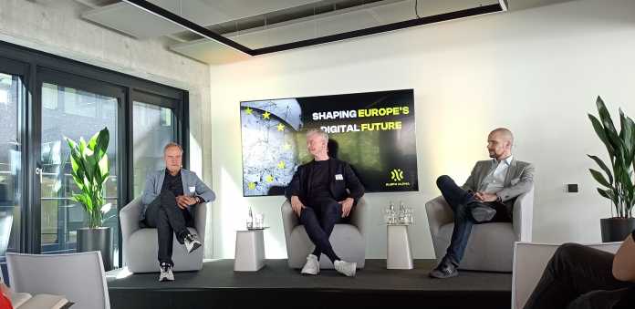 Heidelbergs Oberbürgermeister Prof. Eckart Würzner auf dem Berliner Podium mit Lars Zimmermann (GovTech Campus) und Jonas Andrulis