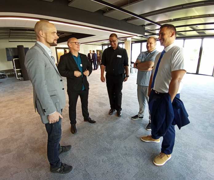Team Hochleistungs-Rechenzentrum: v.r.n.l. - Geschäftsführer Andy Lippert, Lutz Kirchner, Steffen, Diego und Aleph-Alpha-CEO Jonas Andrulis