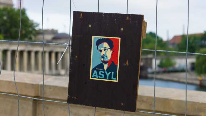 Poster mit Konterfei Edward Snowdens