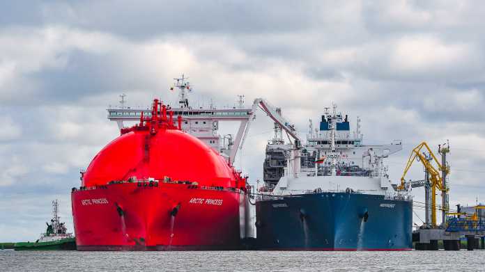 Flüssigerdgas-Tanker und eine schwimmende Einheit zur Regasifizierung