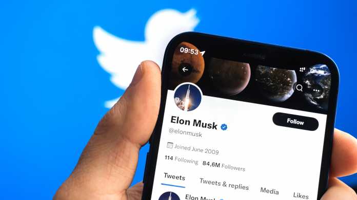Elon Musk bei Twitter auf einem Smartphone