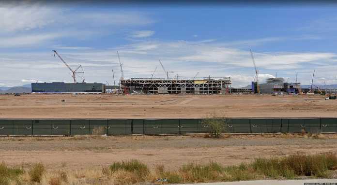 TSMC baut nördlich von Phoenix/Arizona die Fab 21. Googles Street-View-Auto ist im August an der Baustelle vorbeigefahren. Der TSMC-Gründer bezweifelt, dass sich die Fab rechnet., Google Street View