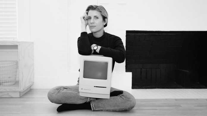 Die Autorin Claire Evans mit antiquarischem Apple-Rechner in der Pose von Steve Jobs., Jaclyn Campanaro