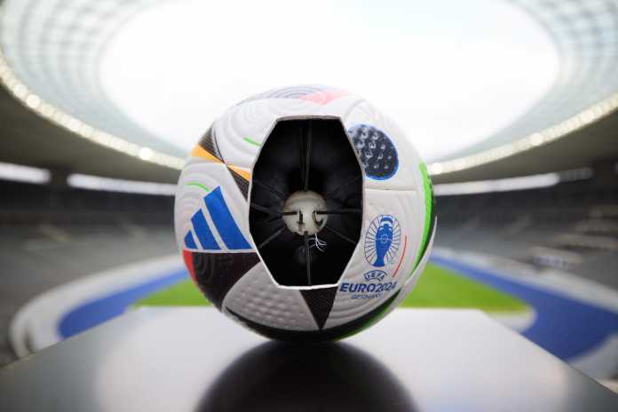 Die Bewegungssensoren sind so im EM-Fußball &quot;Fußballliebe&quot; aufgehängt, dass sie das Flugverhalten des Balls nicht beeinflussen., Adidas