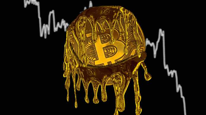 Schmelzende Münze mit Bitcoin-Logo, dahinter eine fallende Kurskurve