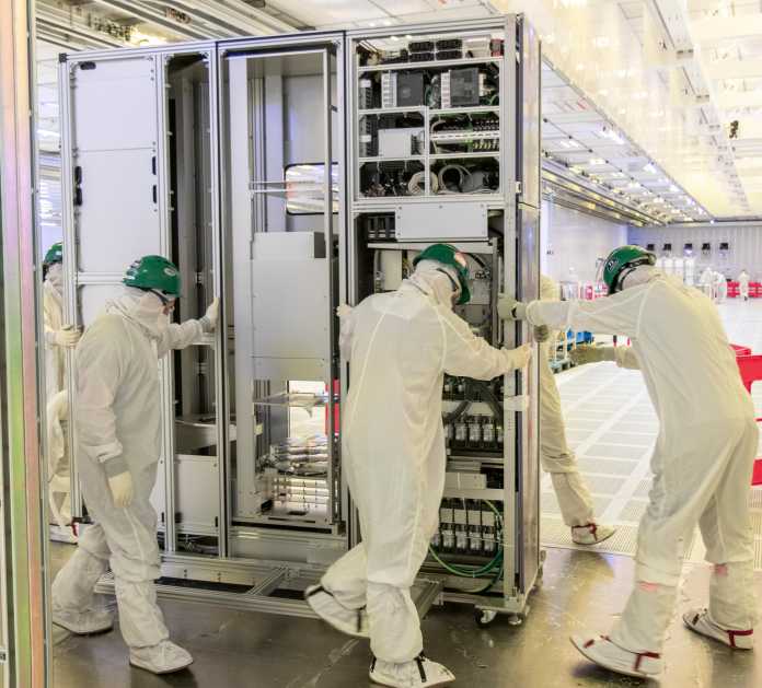 In der irischen Fab 34 installieren Intel-Mitarbeiter Maschinen für zusätzliche Fertigungskapazitäten. Derzeit geht die Nachfrage nach Intel-Chips aber deutlich bergab., Intel