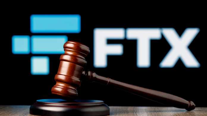 FTX-Logo hinter Gerichtshammer