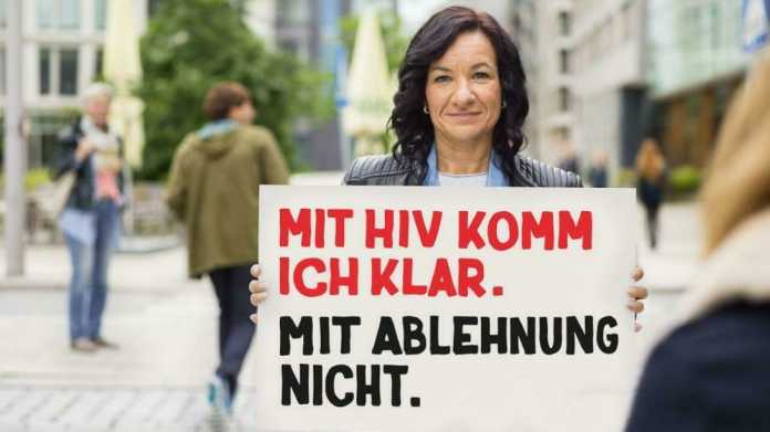 Frau hält Schild "Mit HIV komm ich klar. Mit Ablehnung nicht."