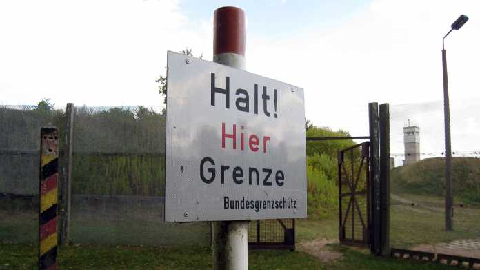 Schild "Halt! Hier Grenze Bundesgrenzschutz"