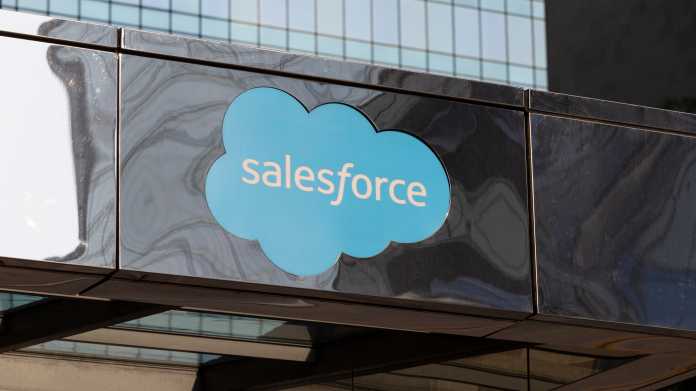 Salesforce-Firmenschild an Bürogebäude