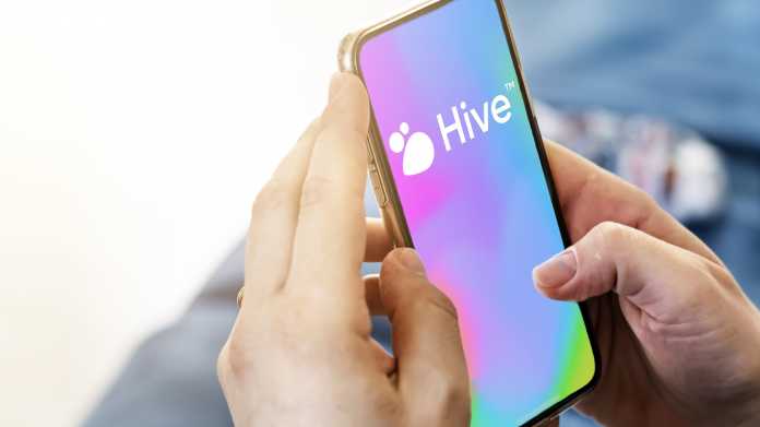 Smartphone mit dem Hive-Logo