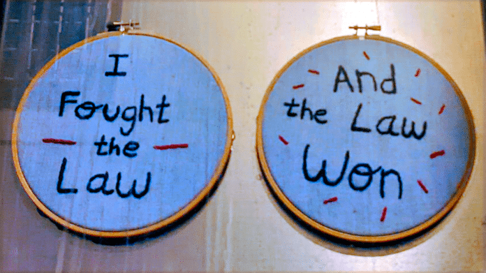 Gestickte Texte: "I Fought the Law" und "And the Law Won"