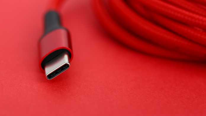USB-C-Buchse am roten Kabel