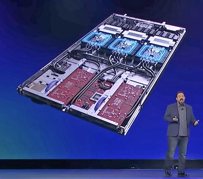 Amazon-Manager Peter DeSantis zeigt einen Server mit Graviton3E-Prozessoren, die deutlich höhere Vektor-Rechenleistung liefern sollen als ihre Vorgänger mit ARM-Neoverse-V1-Kernen., Amazon AWS