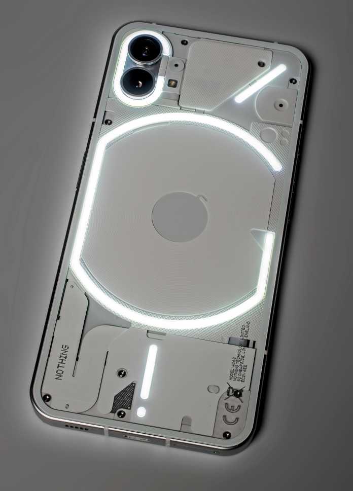 Die transparente Rückseite und die Leuchtelemente des Nothing Phone (1) fallen auf. 