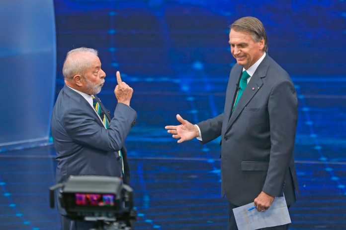 Während einer Präsidentschaftsdebatte des Fernsehsenders Bandeirantes las der spätere Wahlsieger Lula (links) im Wahlkampf dem inzwischen abgelösten Bolsonaro die Leviten., Marcelo Chello/AP/dpa
