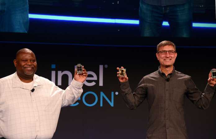 Mit stolzgeschwellter Brust präsentierten Xeon-Chief-Architect Ugonna Echeruo (links) und Jeff McVeigh (rechts), Leiter von Intels Supercomputing Group, die neuen Xeon-Prozessoren. , 