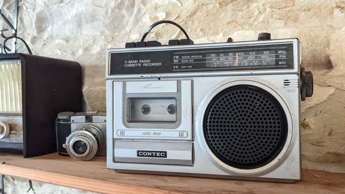 Radioempfänger mit Kassettenrekorder steht in einem Regal