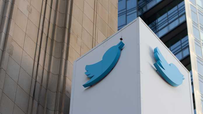 Twitter-Logo auf Säule vor Gebäude