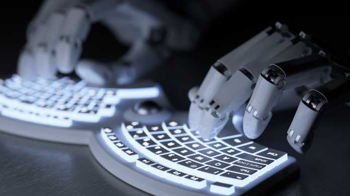 Zwei Roboterhände auf einer ergonomischen Tastatur