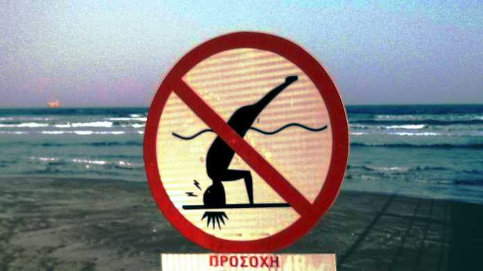 Warnschild an Strand warnt for Köpflern ins das seichte Wasser