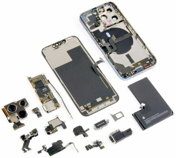 Das iPhone bezieht seinen Strom aus einem Lithium-Ionen-Akku (im Bild rechts unten). 
