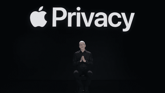 Tim Cook vor Privacy-Logo