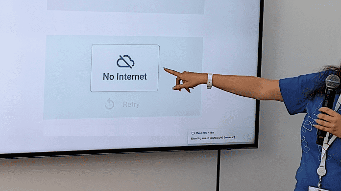 Frauenhand zeigt auf "No Internet"-Symbol