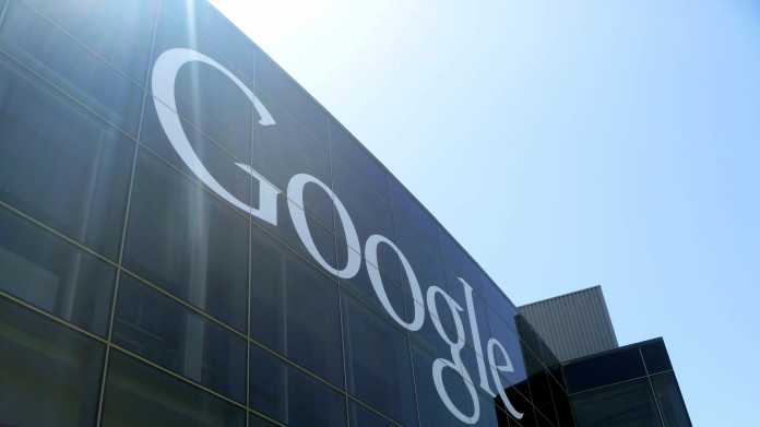 Schriftzug "Google" an Glasfassade eines Bürogebäudes