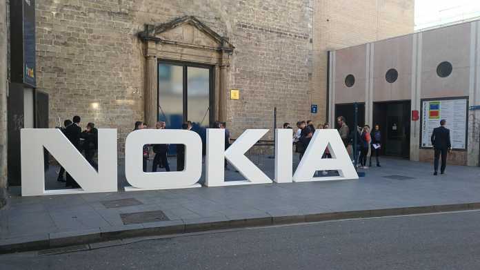 Nokia-Logo steht vor einem alten, steinenern Gebäude in Barcelona