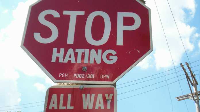 Schild "STOP HATING - ALL WAY"