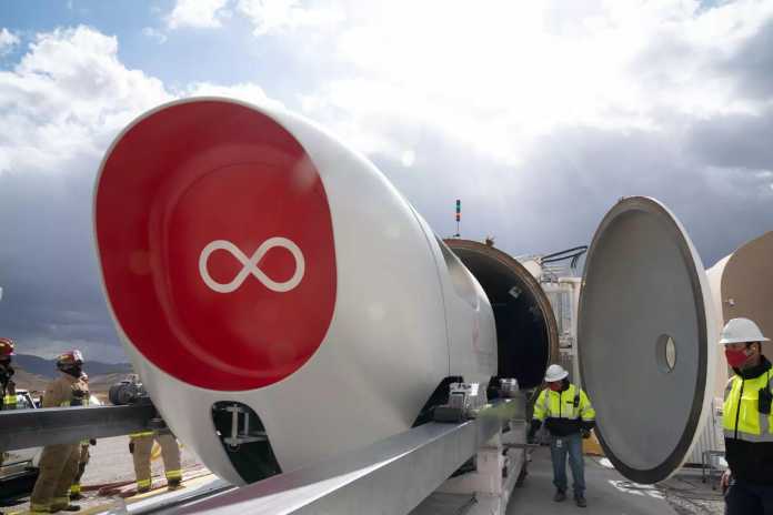 Im November 2020 beförderte ein Unternehmen erstmals zwei Menschen mit einem Hyperloop-Pod. Ein Achtungserfolg: Auf 500 Metern in einer Teströhre bei Las Vegas erreichte die Personenkapsel 172 Kilometer pro Stunde., Virgin Hyperloop