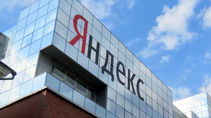 Kyrillischer Schriftzug Yandex auf gläsernem Bürohaus