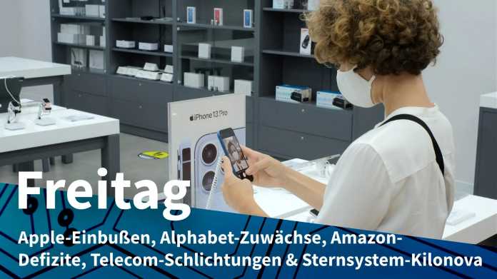 Eine Frau betrachtet ein iPhone im Apple Store
