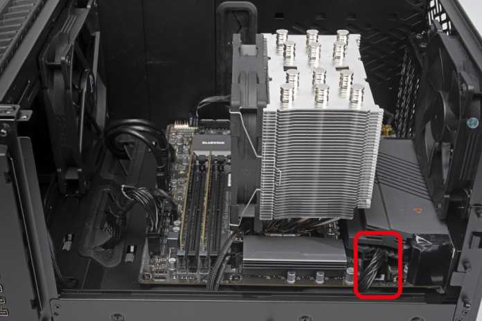 Ein vergessener ATX12V-Stecker sorgt für viel Frust, denn dann bootet der Rechner nicht., 