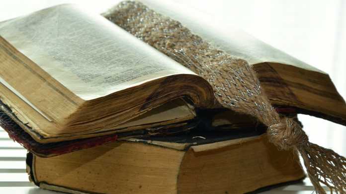 Alte, aufgeschlagene Bibel