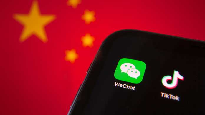 App-Icons Wechats und Tiktoks auf einem Handybildschirm, dahinter die Flagge der Volksrepulik China