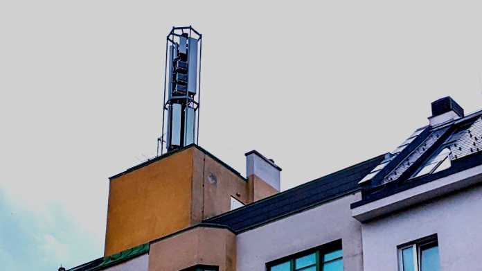 Mehrere Mobilfunk-Antennen auf dem Dach eines Wohngebäudes
