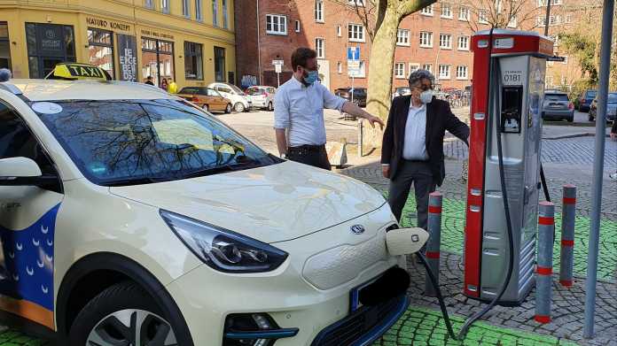 Elektrotaxi in Hamburg an Ladesäule