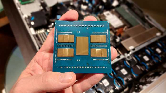 Serverprozessoren werden immer riesiger und haben Tausende Kontakte: Der abgebildete AMD Epyc 9004 mit 96 Kernen und zwölf RAM-Kanälen hat 6096 Kontakte, bei Intels 2024 erwartetem Granite-Rapids-Xeon sollen es 7529 werden., 