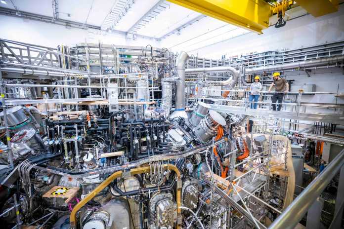 In der Fusionsanlage Wendelstein 7-X haben Wissenschaftler ein Wasserstoffplasma mit über 50 Millionen Grad erzeugt und acht Minuten aufrechterhalten., Max-Planck-Institut für Plasmaphysik/Jan Hosan